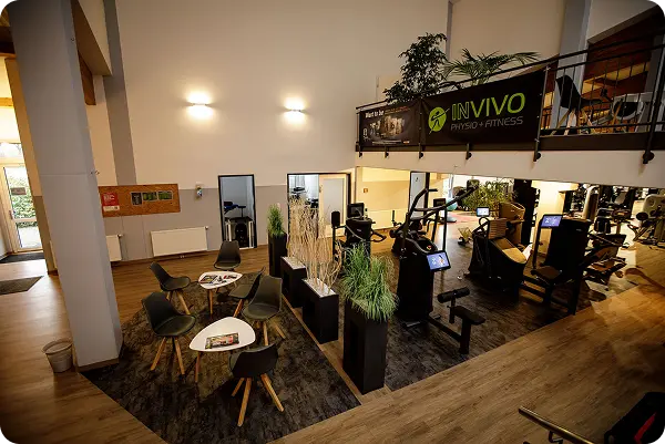 Bild vom Fitnesstudio innen, mit Geräten und Sitzmöglichkeiten