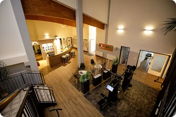 Bild vom Fitnesstudio innen, mit Geräten und Theke