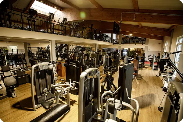 Bild vom Fitnesstudio innen mit Geräten