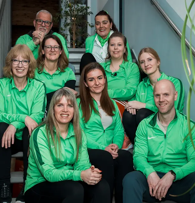 Teamfoto von Team von Invivo Physio+Fitness in Hoya in grünen Trainingsjacken